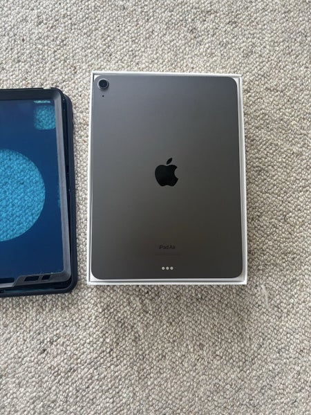 Apple iPad Air (5th Generation) 256gb Wi-Fi - BARELY USED.63842022964227112