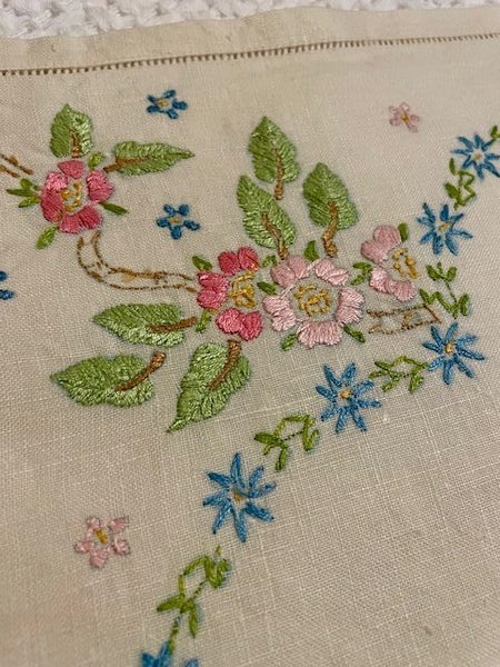 A lovely bright linen hand embroidered Doily/tray cloth Carousel 2