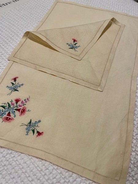 A lovelyembroidered Sundew Linen Placemat and serviette - UNUSED Carousel 2