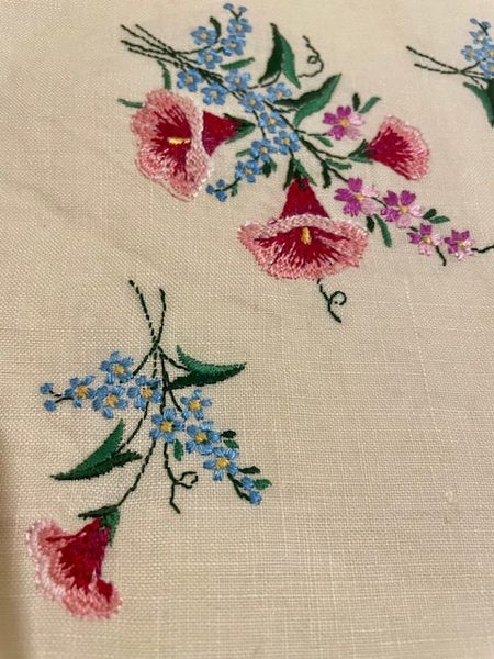 A lovelyembroidered Sundew Linen Placemat and serviette - UNUSED Carousel 1