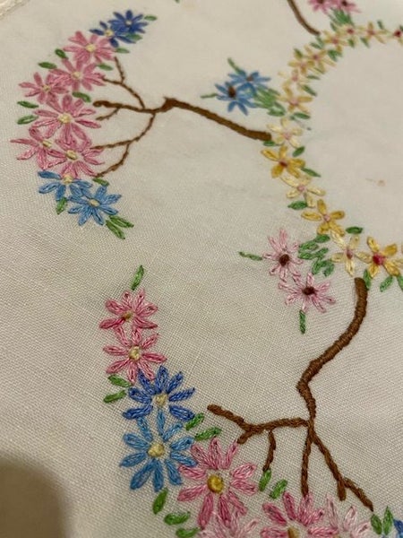 A lovely bright linen hand embroidered Doily/tray cloth Carousel 2