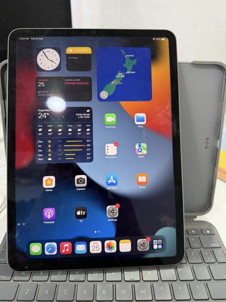 IPad 11 Pro 256MB WIFI with Logitech pro 11 keyboard and Apple pencil Gen 263843399768195112