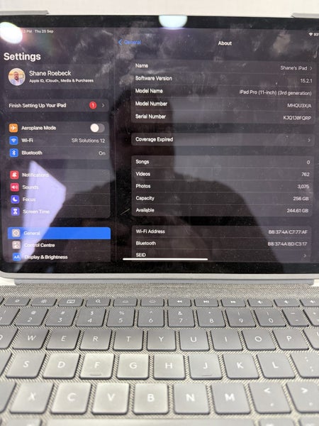 IPad 11 Pro 256MB WIFI with Logitech pro 11 keyboard and Apple pencil Gen 263843399768195111