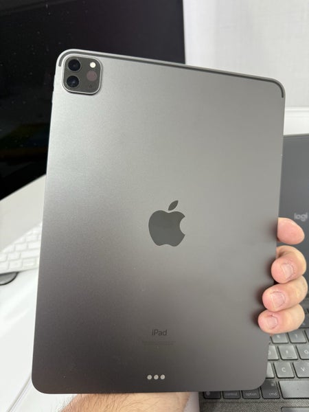 IPad 11 Pro 256MB WIFI with Logitech pro 11 keyboard and Apple pencil Gen 263843399768195113
