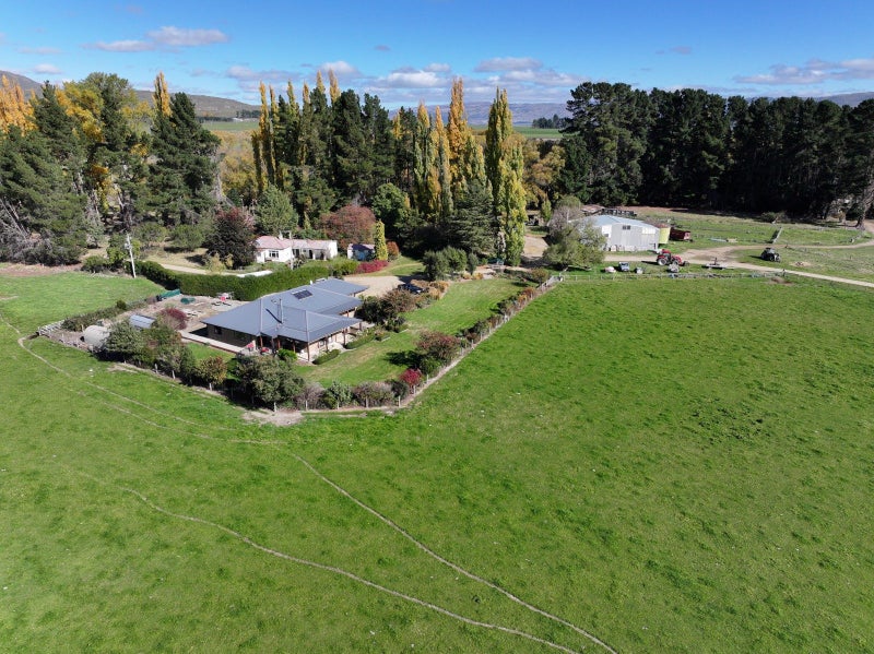 Modern Home on Irrigation Block63964104453633110