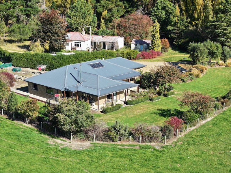 Modern Home on Irrigation Block63964104453633111