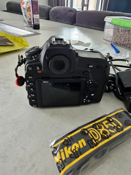 Nicon D85064142571444483112