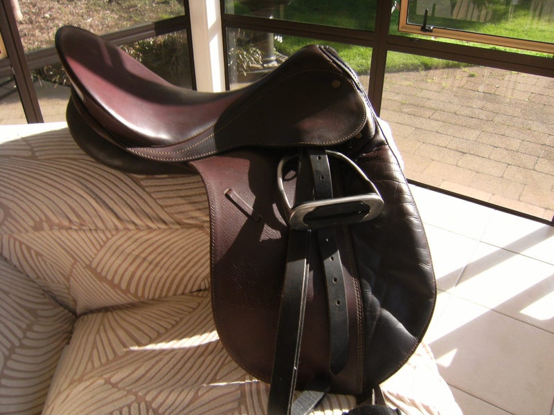 Bates Caprilli 17" Dressage Saddle63863366547715110