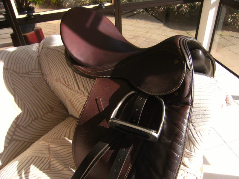Bates Caprilli 17" Dressage Saddle63863366547715111
