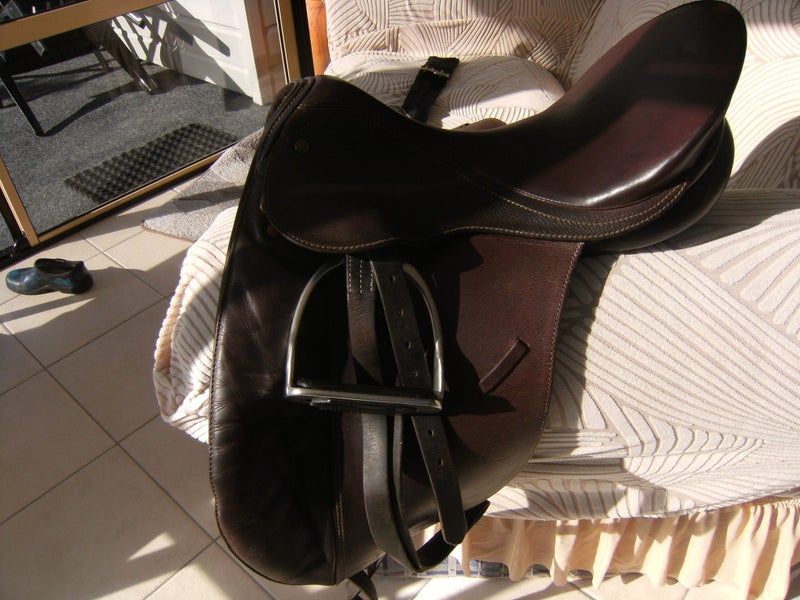 Bates Caprilli 17" Dressage Saddle63863366547715113