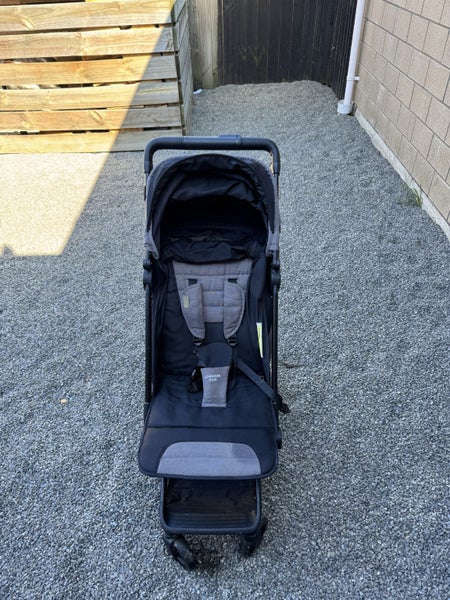 Edwards and Co Otto Travel Pram. Carousel 1