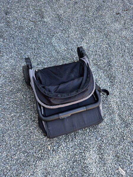 Edwards and Co Otto Travel Pram. Carousel 4