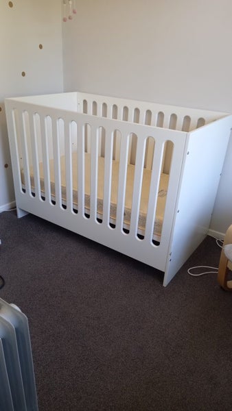 Mocka cot and mattress Carousel 1
