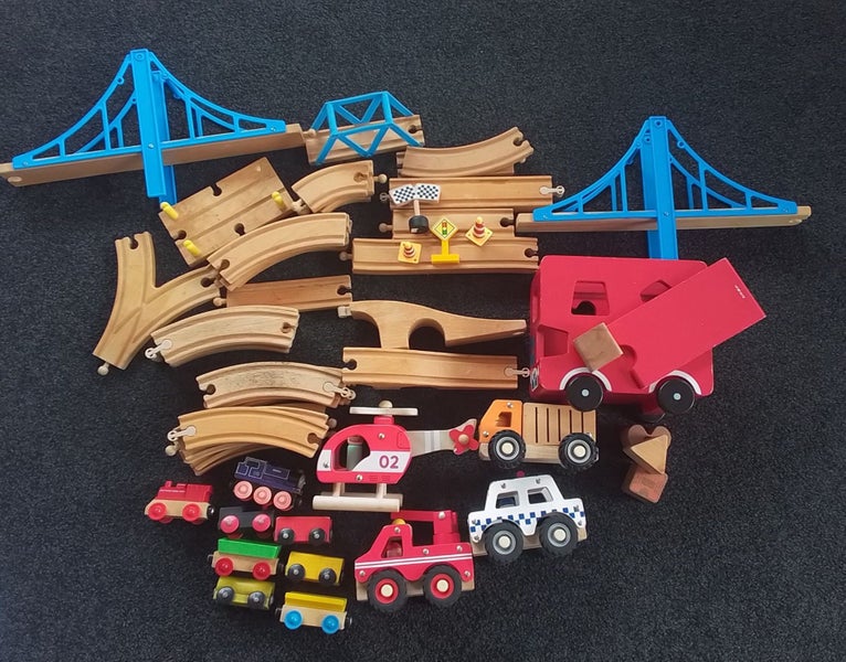 BULK WOODEN TRAIN TRACKS AND VEHICLES Carousel 1