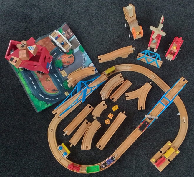 BULK WOODEN TRAIN TRACKS AND VEHICLES Carousel 9