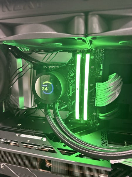Powerful Gaming PC Setup64142328920451114