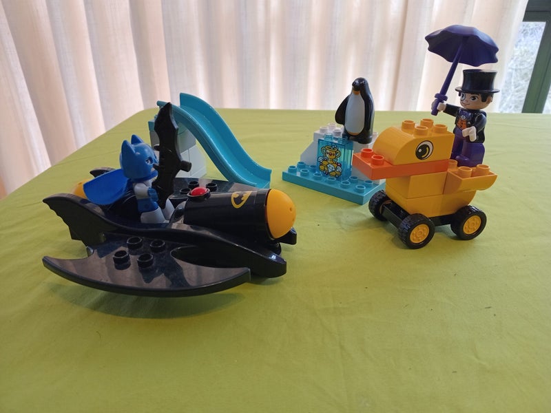 Duplo Batman set including a batarang and Penguin villain Carousel 1