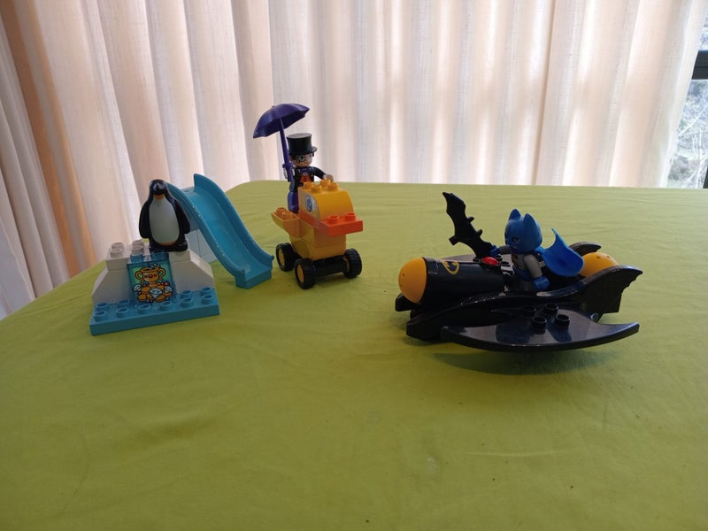 Duplo Batman set including a batarang and Penguin villain Carousel 5