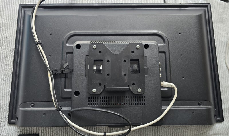 Veon 24inch TV plus OMP Multi Directional Wall Mounting Bracket Carousel 6