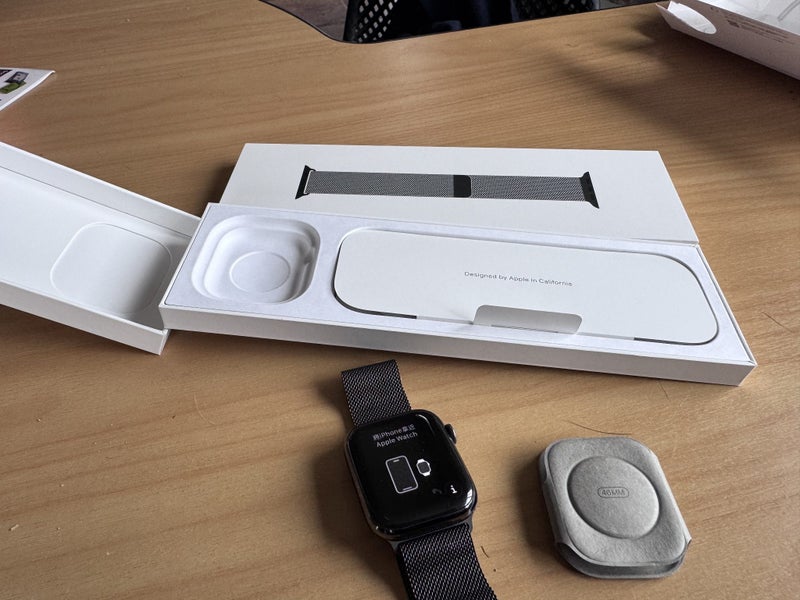 Apple Watch Series 7 (GPS+Cellular), Stainless Steel, Milanese Loop Band Carousel 1