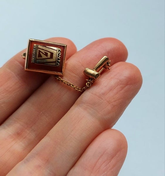 Vintage Zonta International 10ct Gold Carnelian lapel pin Carousel 3