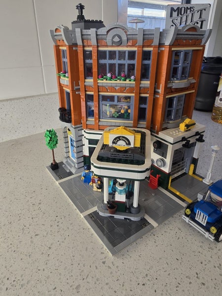 Lego Creator 2019, Modular series Corner Garage #1026463888173675779110