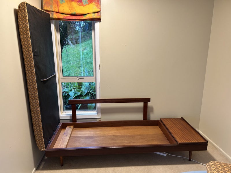 Retro mid-century couch Carousel 4