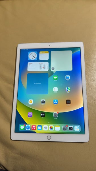Apple iPad Pro 12.9 1st Gen 128GB Carousel 1