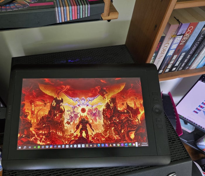 Wacom CintiQ 13HD Creative Pen Display (Drawing Tablet) Carousel 2