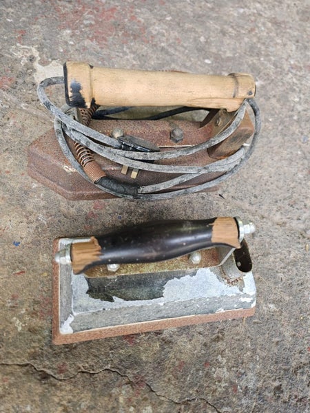 X2 Vintage Irons Carousel 1