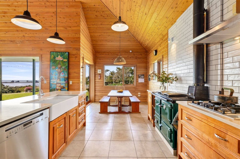 Architectural and Off-Grid Luxury in Golden Bay63909022478338112