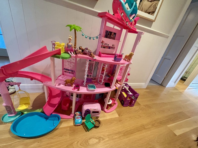 Barbie dream house - near new condition Carousel 2