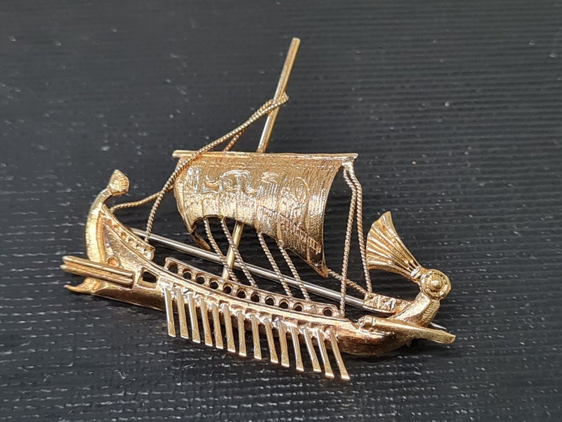 Pure 18k gold Viking ship broach 18 carat yellow gold Carousel 1