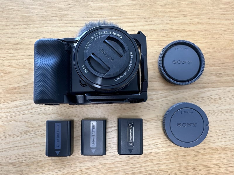 Sony ZV-E10 Mirrorless Camera + SmallRig Cage + 3 Batteries63907269914627111