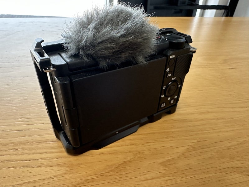 Sony ZV-E10 Mirrorless Camera + SmallRig Cage + 3 Batteries63907269914627112