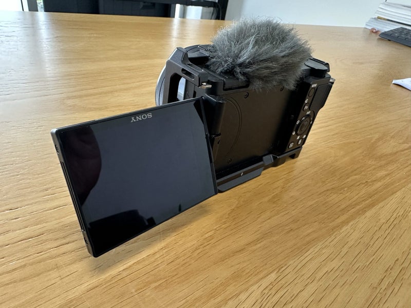 Sony ZV-E10 Mirrorless Camera + SmallRig Cage + 3 Batteries63907269914627113