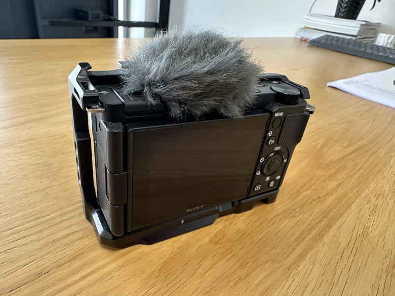 Sony ZV-E10 Mirrorless Camera + SmallRig Cage + 3 Batteries63907269914627114