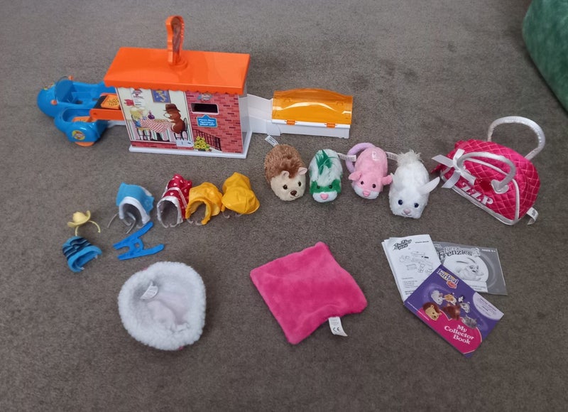 Zhu Zhu Pets / FurReal Friends & Accessories Carousel 1