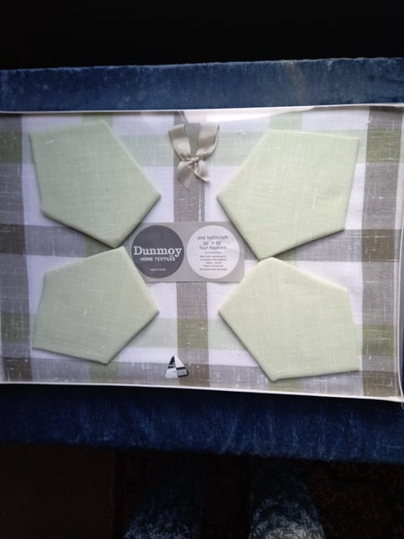 Vintage Irish Made LinenTablecloth and Napkins by Dunmoy Home Textiles Carousel 3