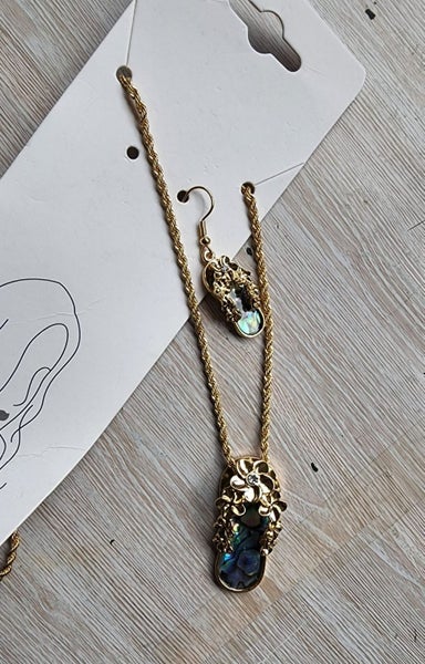 GOLD TONE & PAUA JANDALS PENDANT 5CM AND EARRING 2CM ON A 50CM TWISTED CHAIN Carousel 1