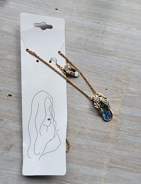 GOLD TONE & PAUA JANDALS PENDANT 5CM AND EARRING 2CM ON A 50CM TWISTED CHAIN Carousel 2
