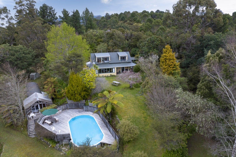 Charming lifestyle home, privacy, space, character63917848561666110