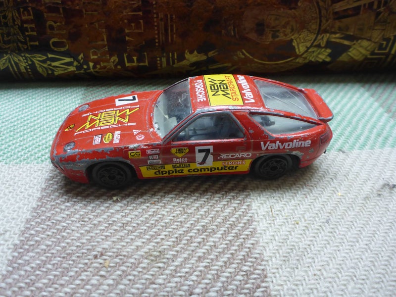 Awesome Bburago Diecast Toy Model 1/43 Scale Porsche 928 S4 Die Cast Toy Car Carousel 1