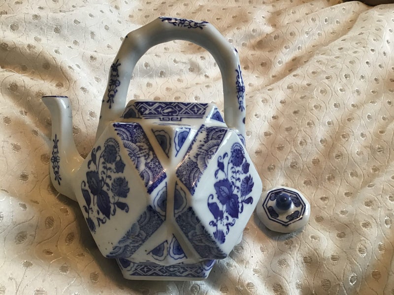 Chinese blue white vintage t pot Carousel 1