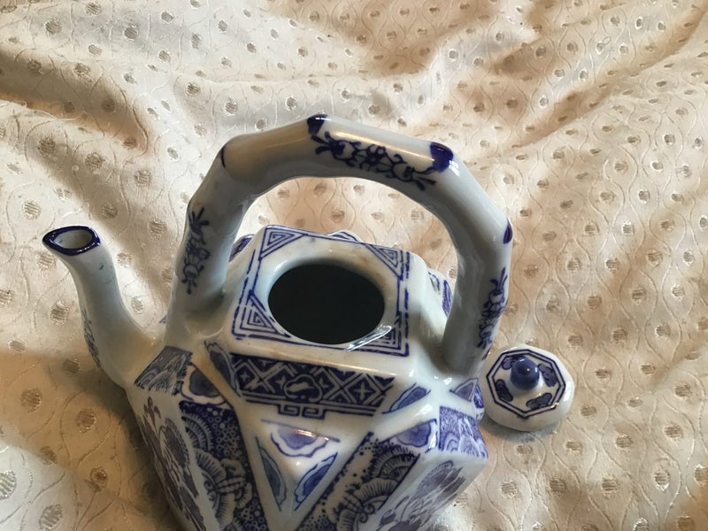 Chinese blue white vintage t pot Carousel 2