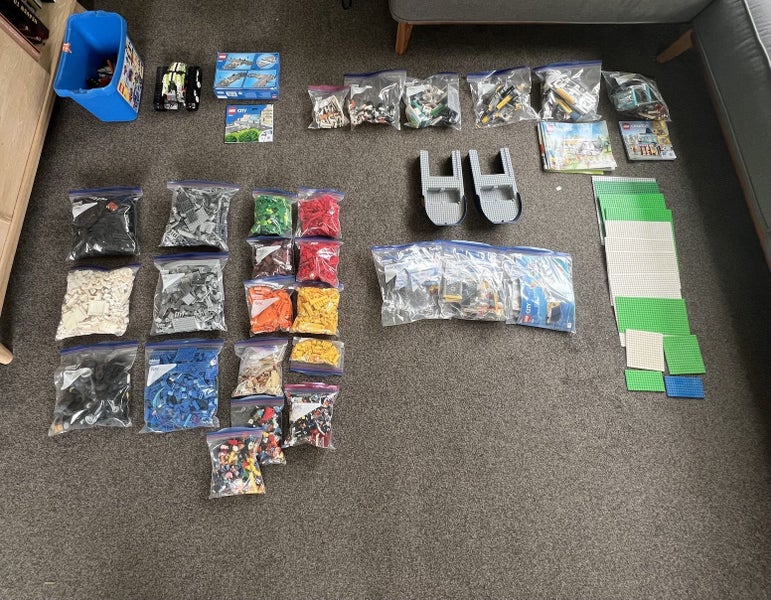 Bulk Lego 23.3KG - (20+ retired sets & 8KG of bulk colour-sorted pieces.)64020501845122110