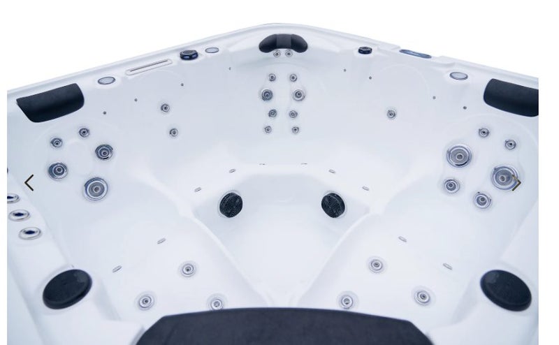 Aspiring 5 person spa HALF PRICE (BRAND NEW ONLY 1 LEFT ready for delivery)64009221988227112