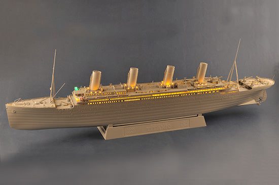 Trumpeter 1/200 RMS Titanic with LED Lighting Luxury Liner Model Kit 0371964463312061955111