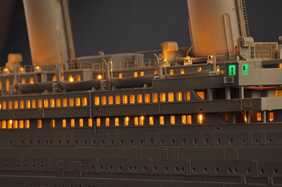 Trumpeter 1/200 RMS Titanic with LED Lighting Luxury Liner Model Kit 0371964463312061955112