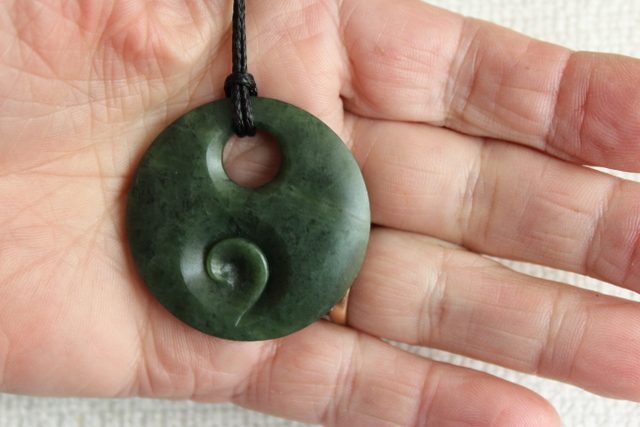 BEAUTIFUL KAWAKAWA/MEDIUM KORU-DISC PENDANT Carousel 1